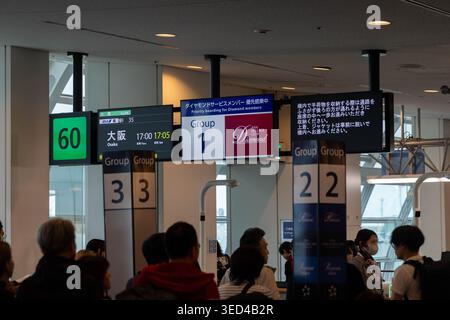 Die Linie für das Abflugsteig nach Osaka im internationalen Flughafen Haneda, Tokio, Japan Stockfoto