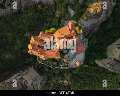 Aus der Vogelperspektive des Heiligen Klosters Varlaam bei Sonnenuntergang, Meteora, Griechenland Stockfoto