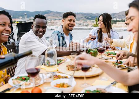Verschiedene Freunde genießen im Sommer Barbecue Dinner Party im Freien Stockfoto