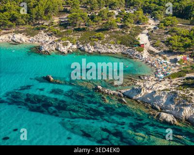 Blick aus der Vogelperspektive auf Orange Beach und Rocky Coast, Sithonia, Griechenland Stockfoto