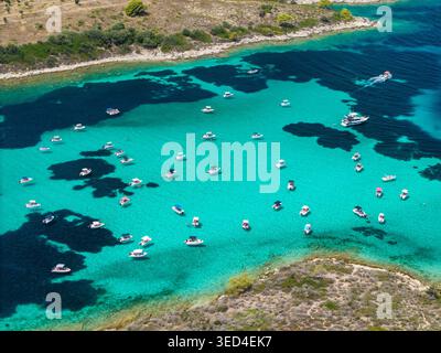 Boote ankerten in der Blauen Lagune, Sithonia, Chalkidiki, Griechenland Stockfoto