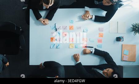 Top-Down-Ansicht des professionellen Geschäftsteams präsentiert das Projekt und dreht sich um, um Hände zu klatschen und Applaus zu feiern, um erfolgreiches Projekt oder zu feiern Stockfoto