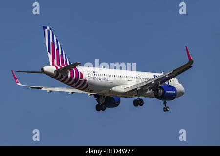 Ebene bei Annäherung. Flughafen Frankfurt. Fraport. Kennzeichen des Flugzeugs: SX-CHG, Sky Express, Airbus A320neo. Frankfurt am Main, Hessen, Deutschland Stockfoto