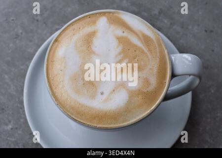 Schließen Sie den Kaffee auf dem grauen Tisch. Draufsicht Stockfoto