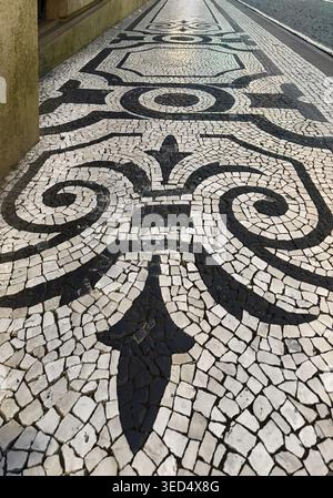 Schwarz-weiß-Pflaster, Calcada Portugesa, traditioneller Kalkstein- und Basaltmosaikpflaster, identitätsstiftendes Kulturerbe, Porto, Portugal Stockfoto