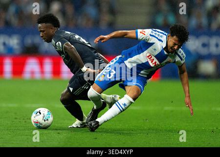 Barcelona, Spanien. Mai 2026. Vinicious Jr (Real Madrid CF) duelliert um den Ball gegen El Hilali (RCD Espanyol) während des Fußballspiels La Liga zwischen RCD Espanyol und Real Madrid CF im Cornella-El Prat Stadium am 3. Mai 2026 in Barcelona. Foto: Siu Wu Credit: dpa/Alamy Live News Stockfoto