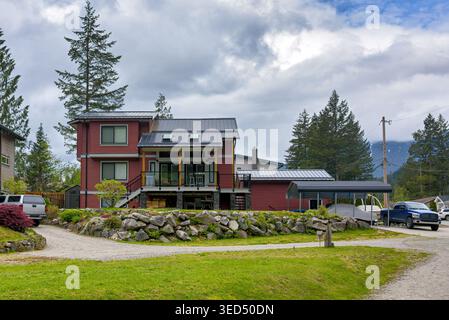 Großes Einfamilienhaus auf der Landterrasse in ländlicher Gegend von British Columbia Stockfoto