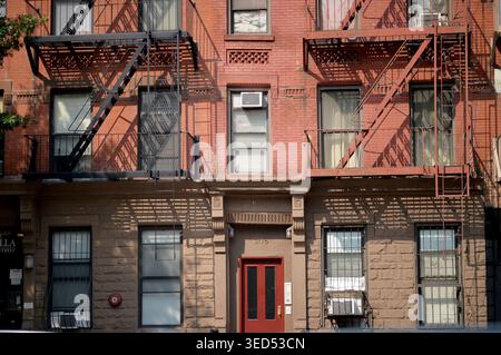 Geschichte Des Stadtgebäudes. Historische Manhattan Residence mit texturierter Außenansicht Details New york Stockfoto