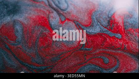 Roter Spritzer. Spritzflüssigkeit. Defokussiertes Silber lebendige Farbe leuchtende Tinte flüssige helle Textur, die sich auf abstraktem kreativem Hintergrund ausbreitet. Stockfoto