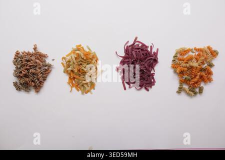 Verschiedene Nudelsorten auf einer glatten Oberfläche angeordnet Stockfoto