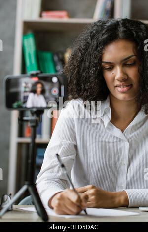 Frau Filmt Sich Selbst Beim Lernen Stockfoto