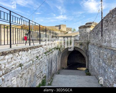Historischer Steinbogen und Stadtmauer der venezianischen Neuen Festung aus dem 16. Jahrhundert in Korfu-Stadt, Griechenland Stockfoto