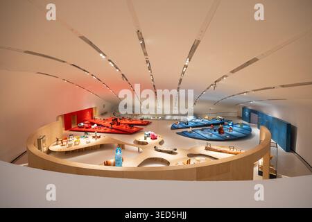 Innenausstellung des Shenzhen Bay Culture Square mit Designsammlung. Architekturdesign von MAD Architects. Stockfoto