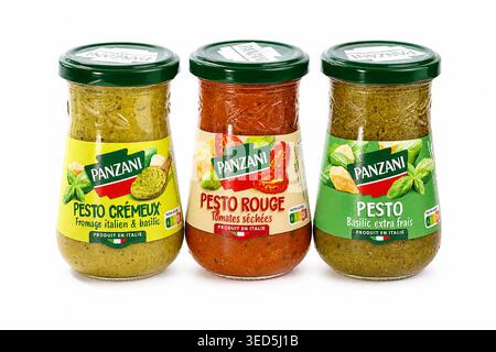 Serie von Pesto-Gläsern der Marke Panzani, isoliert auf weißem Hintergrund Stockfoto