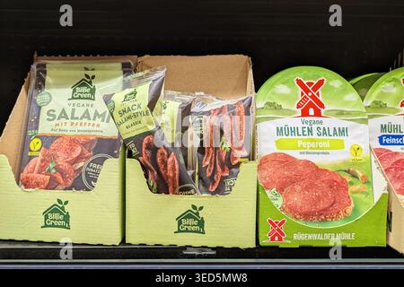 Deutschland - 7. April 2026: Vegane Salami-Wurstprodukte im Supermarktregal. Pflanzliche Fleischalternative und moderner Lebensmitteltrend Stockfoto