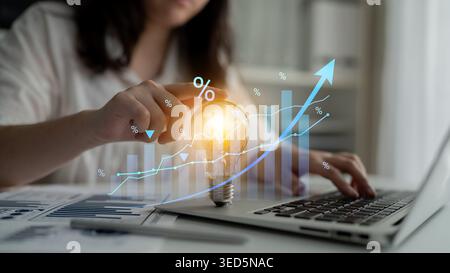 Ein Geschäftsmann konzentriert sich auf Datenanalysen, die Diagramme und Diagramme auf einem Notebook verwenden, um innovative Strategien für nachhaltiges Wachstum zu entwickeln Stockfoto