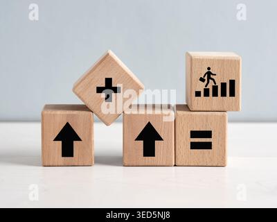 Holzwürfel für positive Synergien und Teamarbeit, die zu Karrierewachstum und Erfolg führen Stockfoto