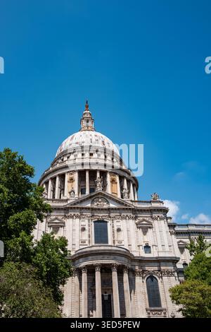St Paul’s Cathedral in London, England, umrahmt von Bäumen unter dem klaren blauen Sommerhimmel. Stockfoto