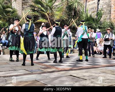 Morris-Tänzer spielen einen traditionellen englischen Volkstanz während des Jack in the Green May Day Weekend, Butler's Gap, George Street, Hastings, Großbritannien Stockfoto