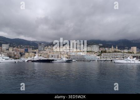 Luxusyachten im Hafen Herkules im Fürstentum Monaco Stockfoto