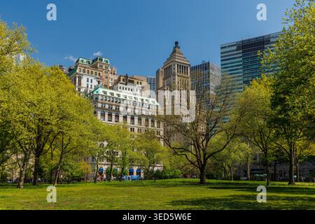 New York, USA - 24. April 2023: Skyline des Central Park Rasen Stockfoto