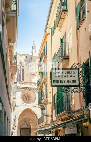 Palma, Spanien, 18. April 2026: Blick auf Casa Julio Bar und Restaurant in den Straßen und Architektur in der Altstadt von Palma auf Mallorca, Balearen ist Stockfoto