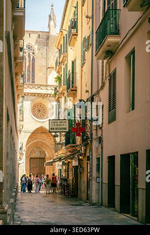 Palma, Spanien, 18. April 2026: Blick auf die Straßen der Altstadt von Palma auf Mallorca, Balearen in Spanien Stockfoto