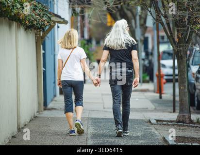 Ein Paar mittleren Alters geht Hand in Hand Stockfoto