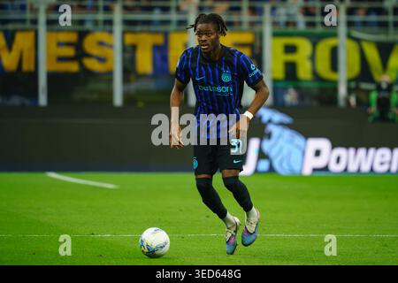 Yann Aurel Bisseck (FC Inter) während des italienischen Meisterschaftsspiels Serie A zwischen dem FC Internazionale und Parma Calcio 1913 am 3. Mai 2026 im Giuseppe Meazza Stadion in Mailand - Foto Luca Rossini / DPPI Stockfoto