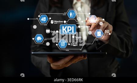 Ein Geschäftsexperte arbeitet mit grafischen Darstellungen von Leistungskennzahlen mithilfe eines digitalen Tablets und konzentriert sich dabei auf Strategien für Stockfoto