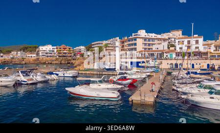 Cala Rajada Marina und Promenade, Gemeinde Capdepera, Mittelmeer, Mallorca, Balearen, Spanien, Europa Stockfoto