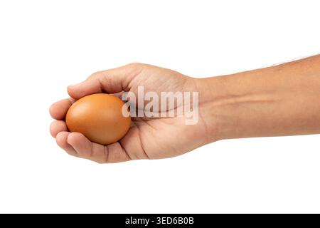 Männliche Hand, die ein rohes Hühnerei auf weißem Hintergrund hält Stockfoto