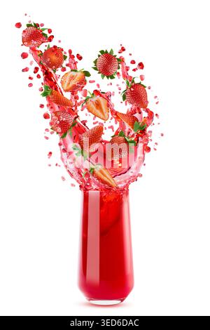 Frischer Erdbeersaft im Glas, pulpige rote Erdbeerscheiben, explodierende Tropfen schweben in der Luft, isoliert. Ideal für das Entgiftungsmenü für Obst im Sommer, Poster für Vitaminprodukte, Antioxidantien, Saftetikett. Stockfoto