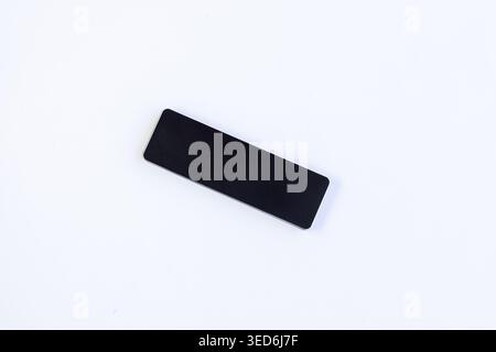 Schlankes externes NVMe-Speichergerät ( Non-Volatile Memory Express ) mit USB-C-Anschluss auf weißem Hintergrund Stockfoto