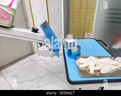 Zahntablett, Spezialinstrumente, Mundspiegel und Entdecker, die für die Untersuchung von Zähnen und Zahnfleisch unerlässlich sind Stockfoto