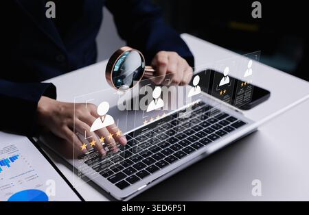 Konzept der Kandidatenbewertung. HR-Manager mit Laptop und Lupe, Anzeige der Personalsuche, Einstellungsbeurteilung, Talentbeurteilung, Mitarbeiter Stockfoto