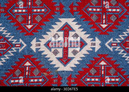 Farbenfrohes traditionelles Textil mit geometrischen ethnischen Motiven, inspiriert von südostasiatischem Ikat und gewebten Stoffmustern. Dekorative Ziergegenstände. Stockfoto