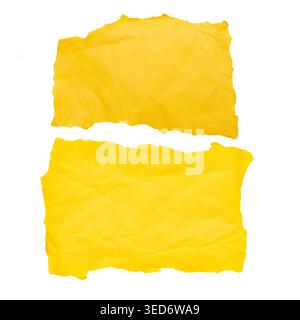 Satz von gerissenen gelben Papierstücken isoliert auf weißem Hintergrund. Raue Kanten, handgefertigte Textur, zerknitterte Oberfläche. Designelemente für Collage, Scrapbooki Stockfoto