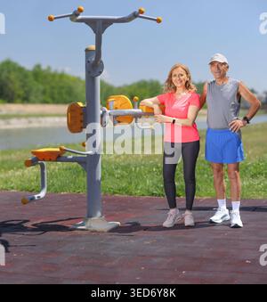 Ein Seniorenpaar in einem Fitnessstudio im Freien Stockfoto