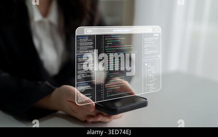 Innovatives Technologiekonzept mit holografischem Bildschirm zur Anzeige von Code für moderne Programmierung und Softwareentwicklung im professionellen Umfeld Stockfoto