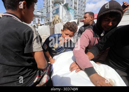 Die Trauernden tragen die Leiche eines Palästinensers, der während seiner Beerdigung in Gaza-Stadt am 4. Mai 2026 getötet wurde, nachdem er bei einem israelischen Streik, der eine Gruppe von Menschen auf der Straße 10 südlich von al-Zeitoun traf, getötet wurde. Foto: Bilal Osama apaimages Gaza-Stadt Gaza-Streifen palästinensisches Gebiet 040526 Gaza BO 009 Copyright: XapaimagesxBilalxOsamaxxapaimagesx Stockfoto