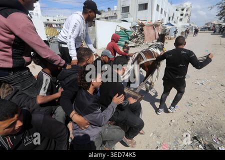Die Trauernden tragen die Leiche eines Palästinensers, der während seiner Beerdigung in Gaza-Stadt am 4. Mai 2026 getötet wurde, nachdem er bei einem israelischen Streik, der eine Gruppe von Menschen auf der Straße 10 südlich von al-Zeitoun traf, getötet wurde. Foto: Bilal Osama apaimages Gaza-Stadt Gaza-Streifen palästinensisches Gebiet 040526 Gaza BO 008 Copyright: XapaimagesxBilalxOsamaxxapaimagesx Stockfoto