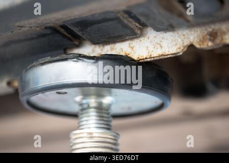 Technische Aufnahme eines mechanischen Wagenhebers, der ein Fahrzeug zur Wartung oder Reparatur am Fahrgestellpunkt anhebt Stockfoto
