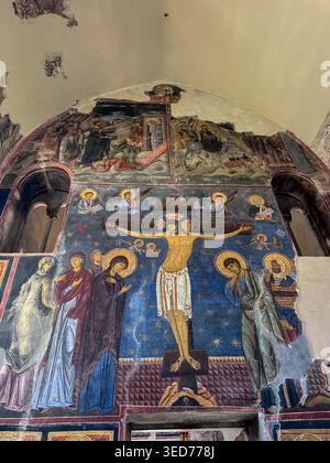 Mittelalterliches Fresko der Kreuzigung Christi im Kloster Studenica, Serbien, mit byzantinischer religiöser Kunst und heiligen Figuren. Stockfoto
