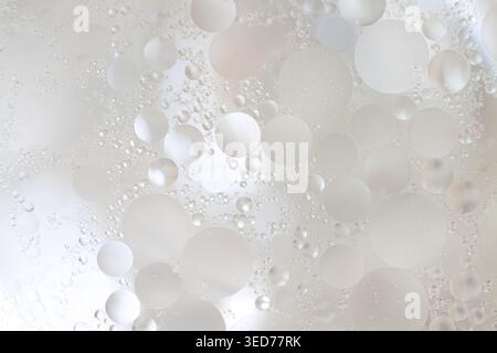 Beige winzige Blasen in flüssigem Makro ungewöhnliche abstrakte Tapete Stockfoto