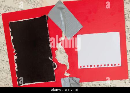 Papiercollage mit zerrissenem schwarzem Blatt, weißer Note, grauem Band, rotem Cardstock, Notenhintergrund. Flache Collage für Posterdesign, Botschaft Stockfoto