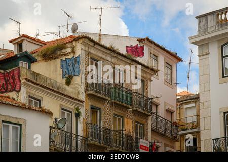 Lissabon, Portugal - 14. Mai 2025: Wohngebäude im Herzen von Lissabon, Portugal Stockfoto