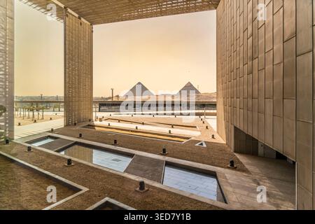 Ägypten, Kairo, Gizeh-Plateau, großes Ägyptisches Museum (GEM), die Pyramiden von Gizeh von innen Stockfoto