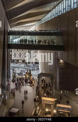 Ägypten, Kairo, Gizeh-Plateau, großes Ägyptisches Museum (GEM), große Treppenhalle Stockfoto
