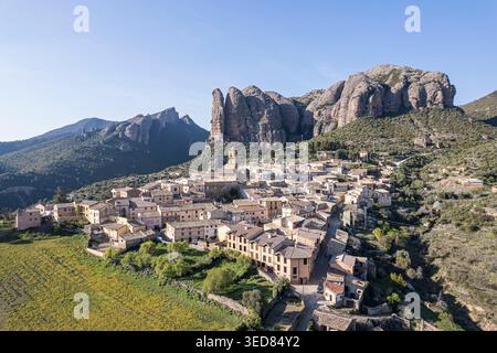 Spanien, Aragon, Aguero, das Dorf und los Mallos de Aguero (Luftaufnahme) Stockfoto